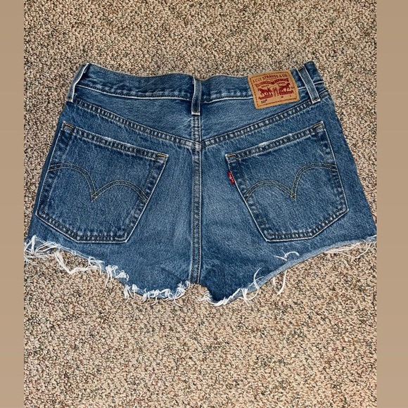 Levi’s 501 Jean Shorts - Picture 2 of 4